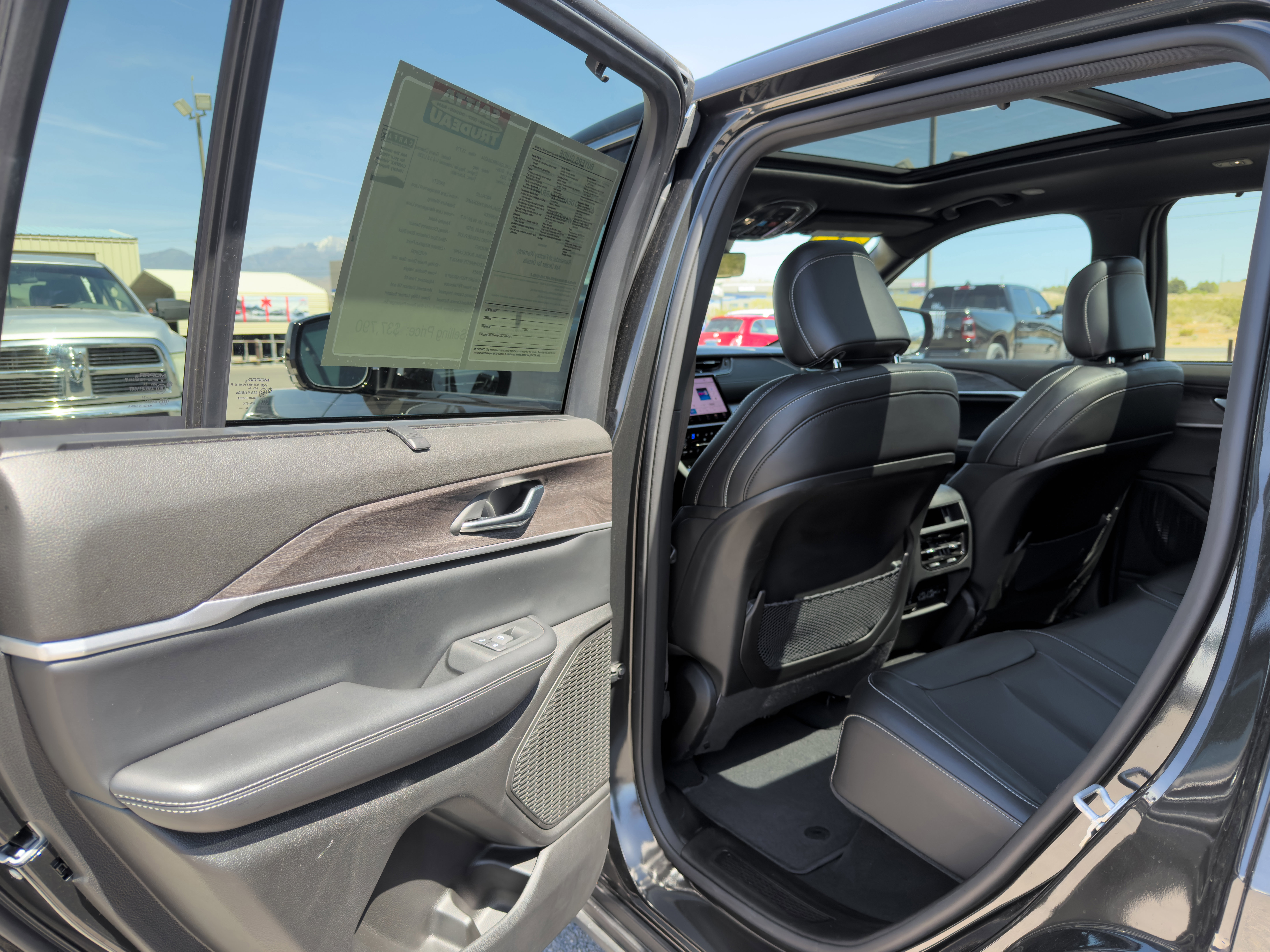 Used 2024 Jeep Grand Cherokee Limited w/ Luxury Tech Group II RWD image 13