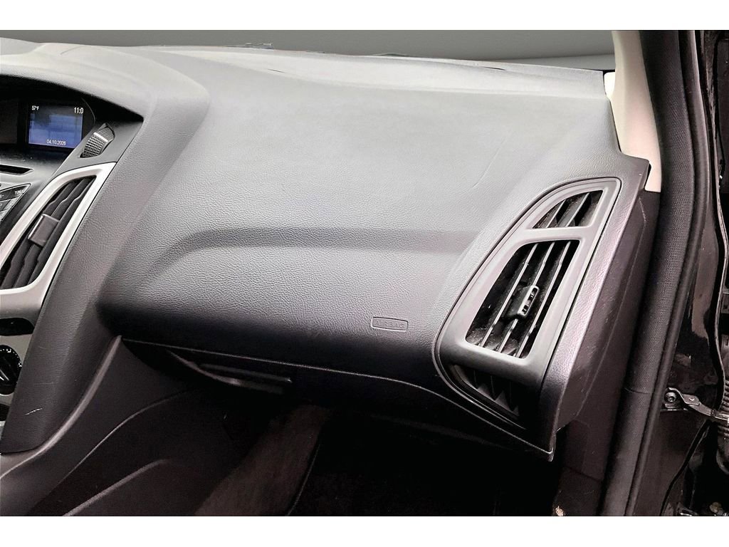 Used 2014 Ford Focus SE w/ SE Winter Package image 16