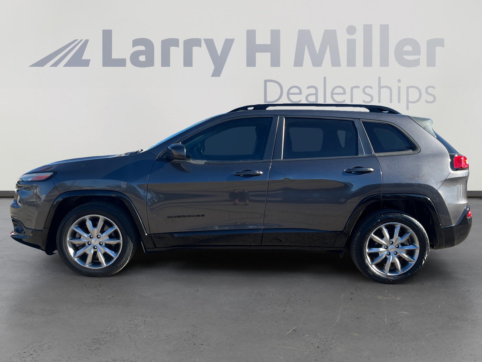Used 2018 Jeep Cherokee Latitude image 2