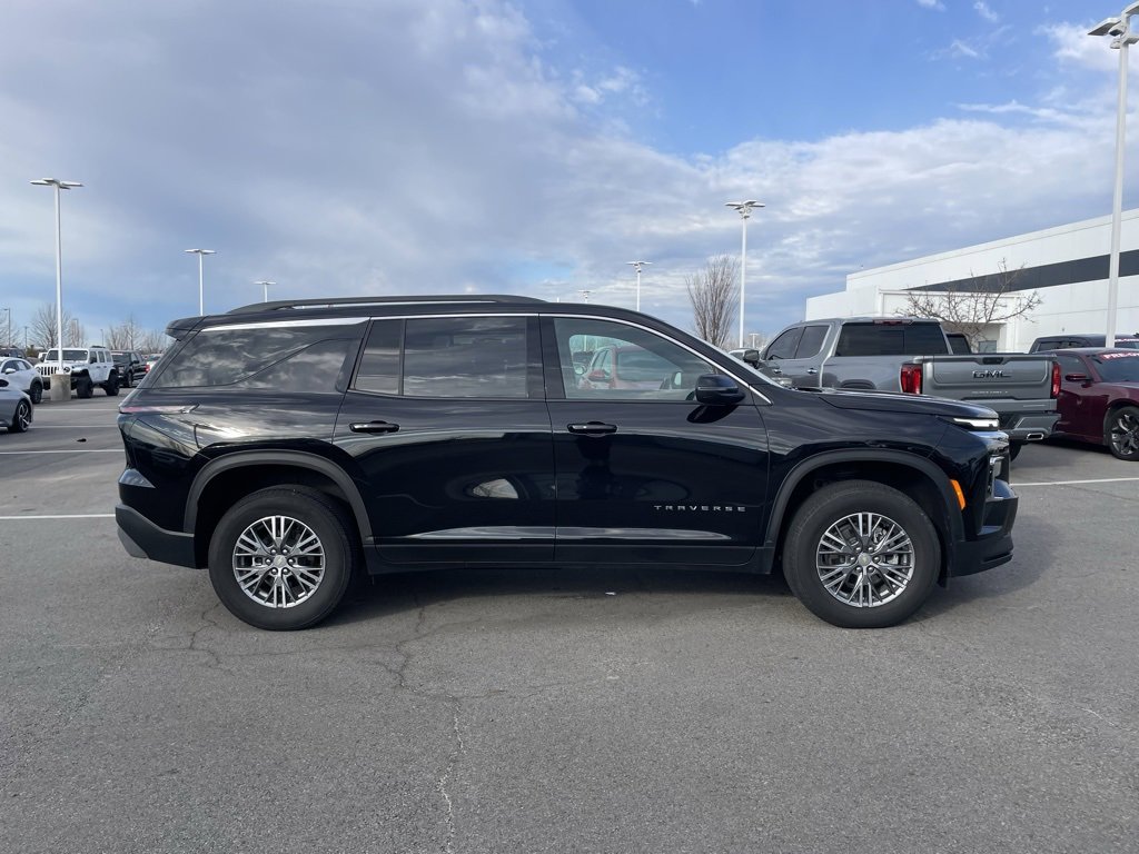 Used 2025 Chevrolet Traverse LT image 9