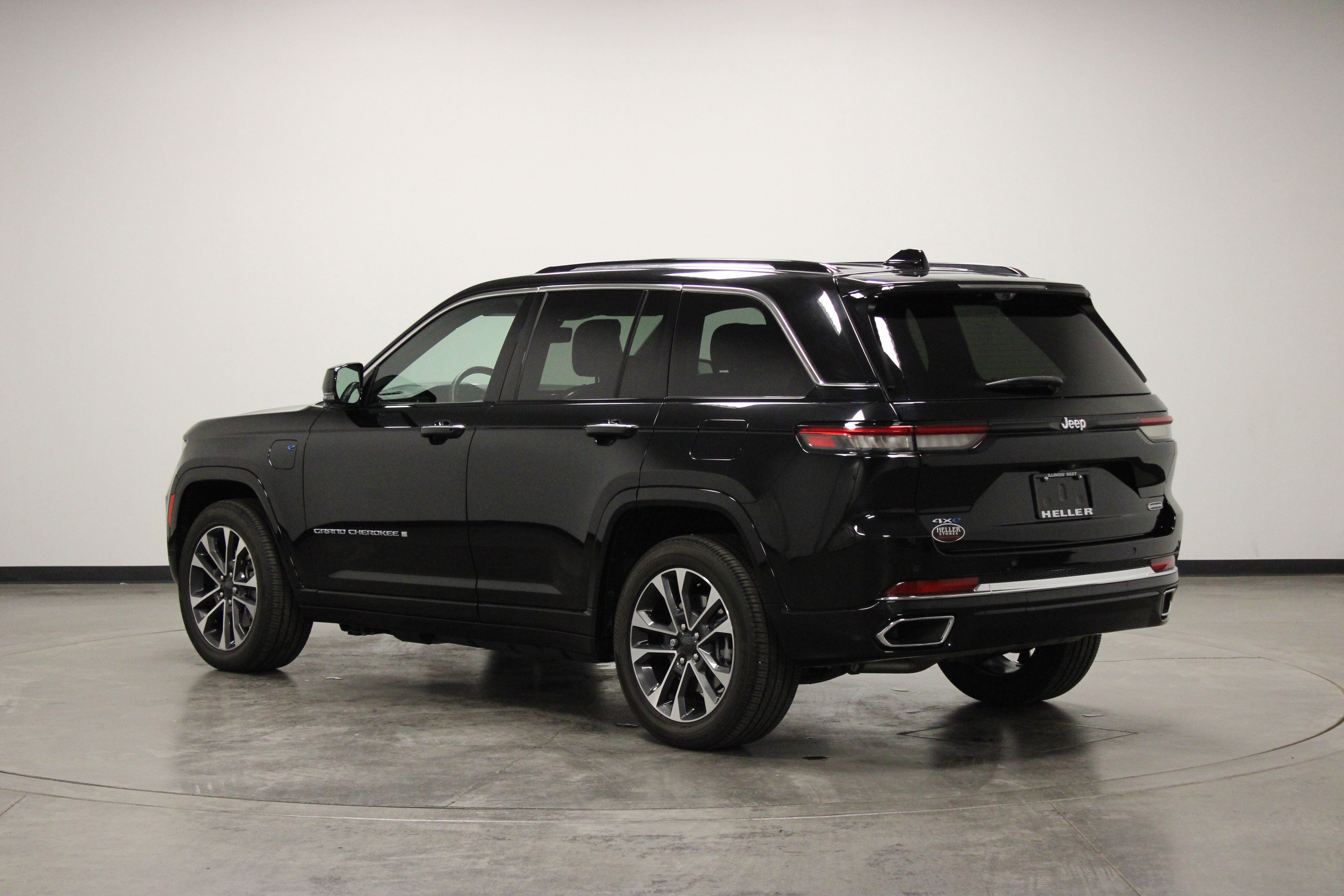 Used 2023 Jeep Grand Cherokee Overland w/ Advanced Protech Group III AWD/4WD image 6