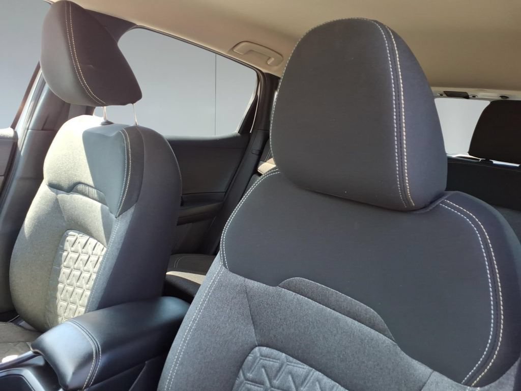 Used 2025 Nissan Kicks SV AWD/4WD image 16