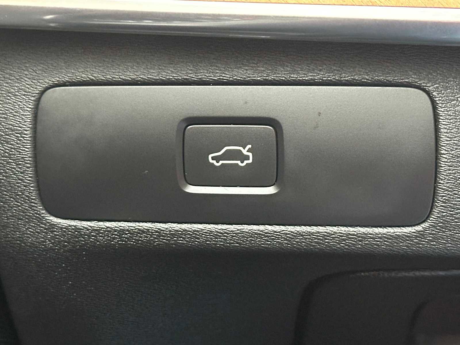 Certified 2025 Volvo XC90 B6 Plus image 32