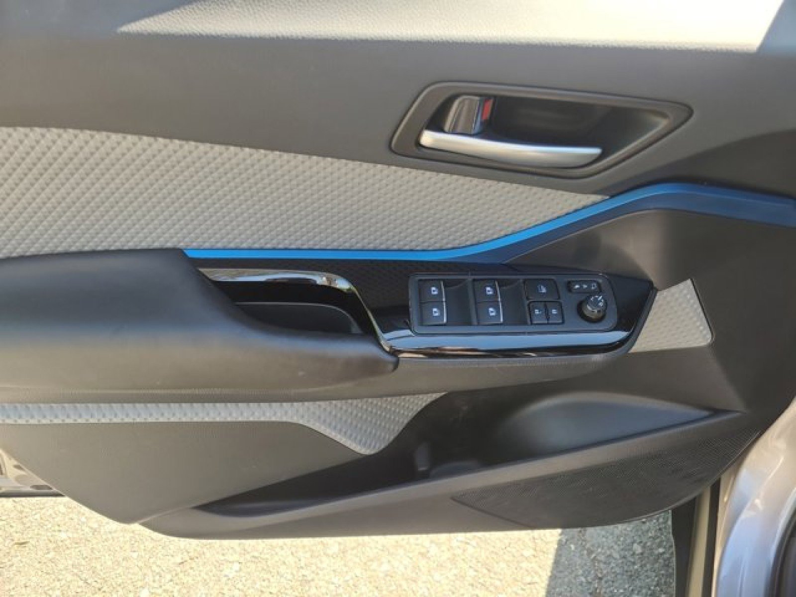 Used 2019 Toyota C-HR XLE image 21