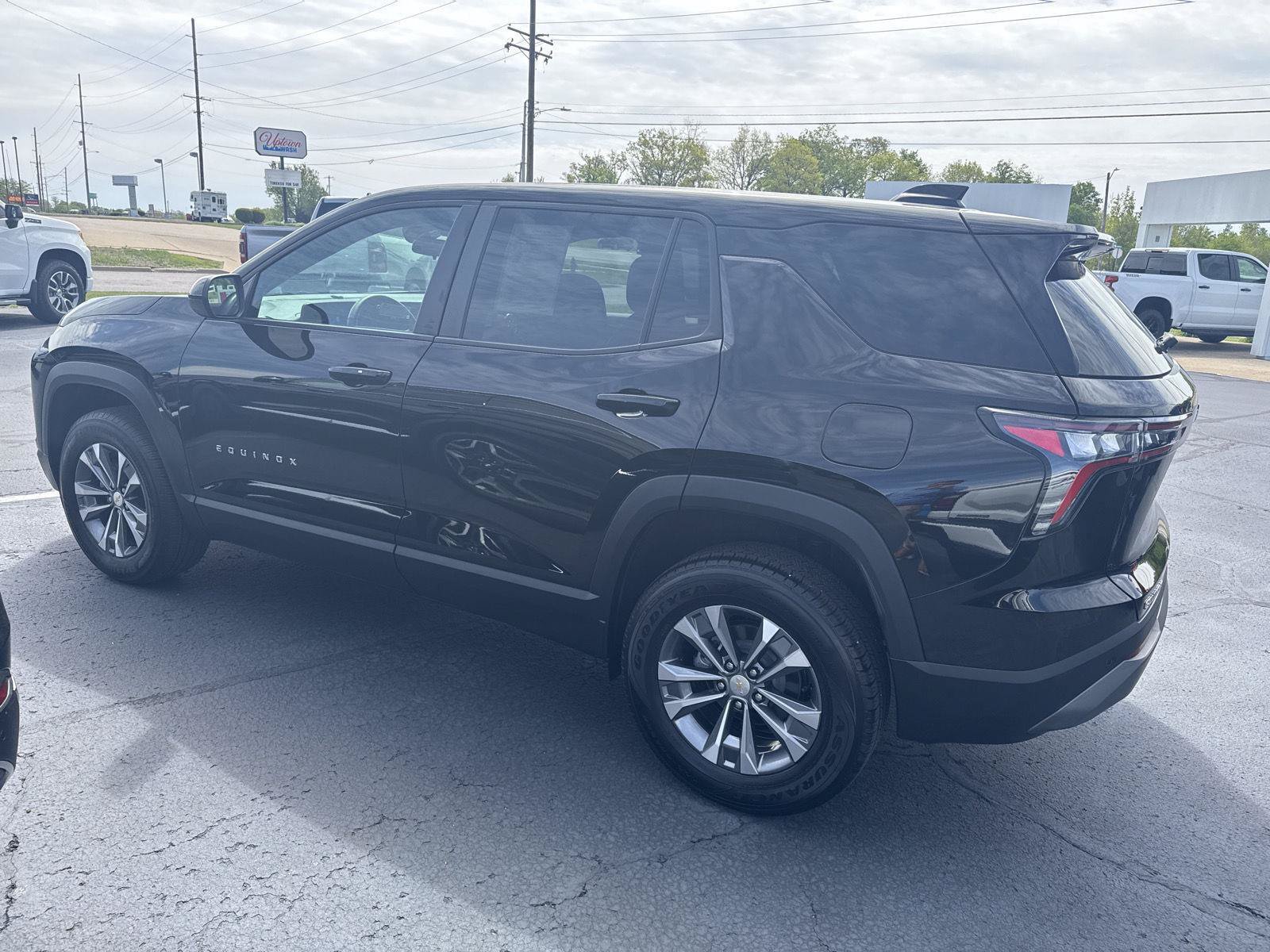 Used 2025 Chevrolet Equinox LT FWD image 4
