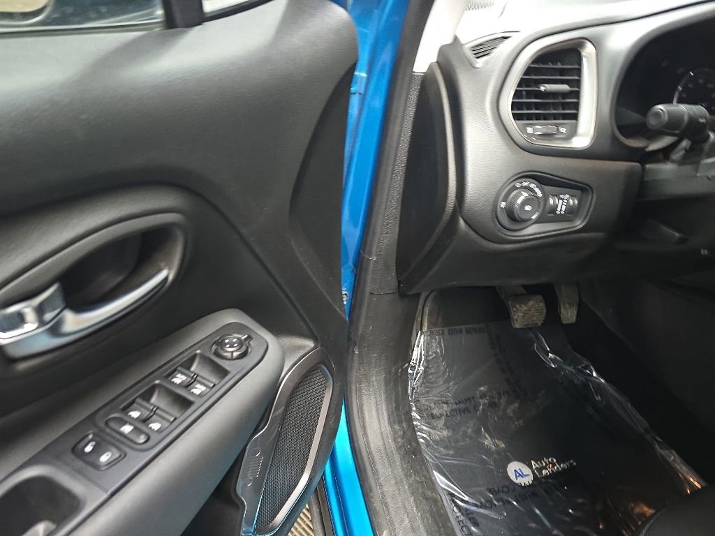 Used 2022 Jeep Renegade Latitude AWD/4WD image 28