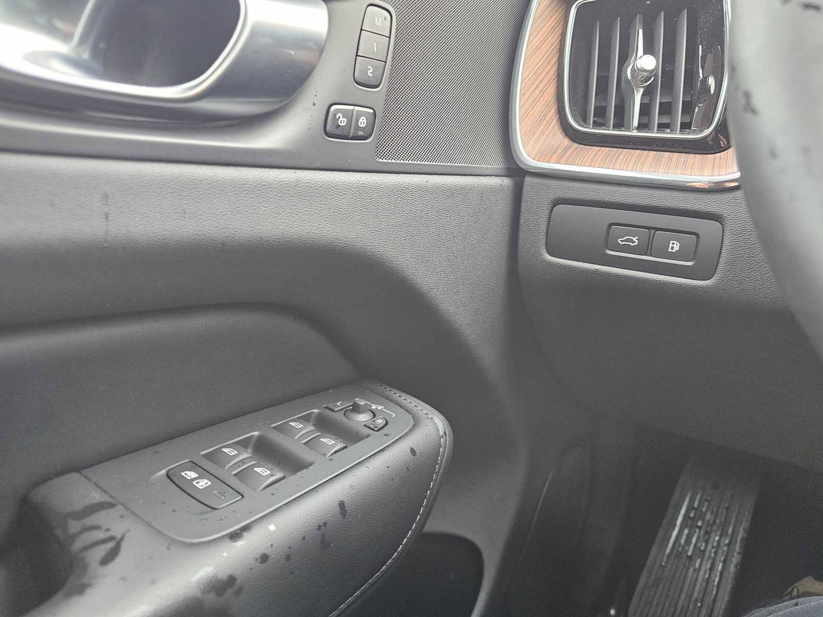 Certified 2024 Volvo XC60 T8 Plus w/ Protection Package Premier image 26