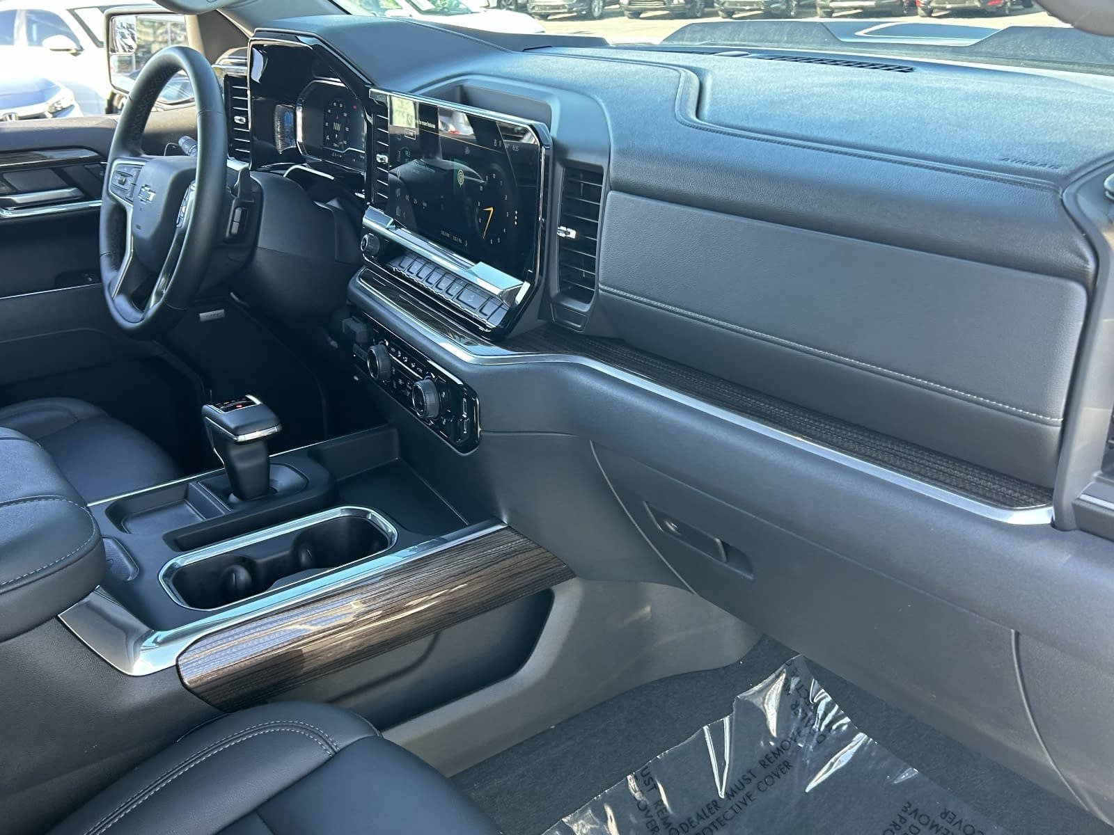 Used 2025 Chevrolet Silverado 1500 LT Trail Boss w/ Convenience Package II AWD/4WD image 15