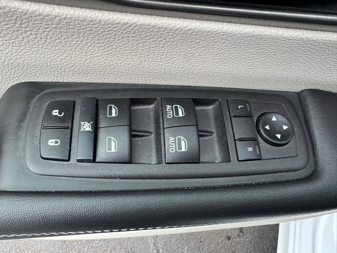 Used 2024 Chrysler Pacifica Touring-L image 19