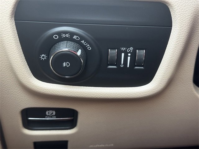 New 2025 Jeep Grand Cherokee Limited w/ Luxury Tech Group II image 25