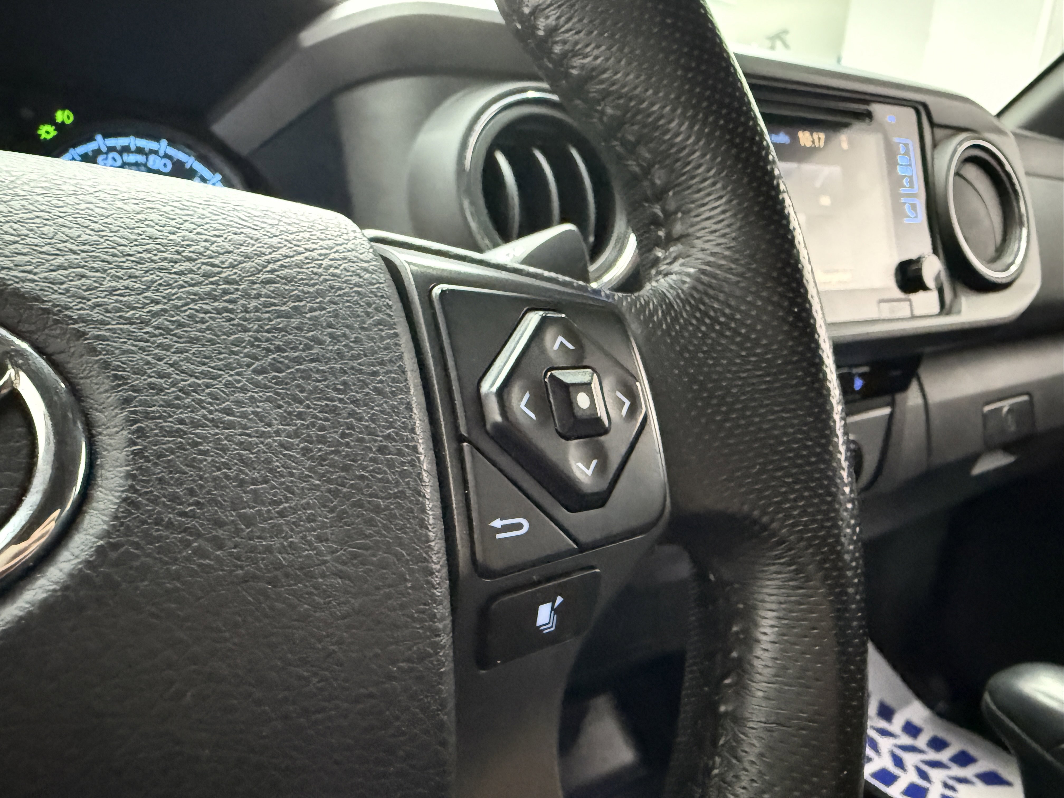 Used 2017 Toyota Tacoma TRD Off-Road image 16