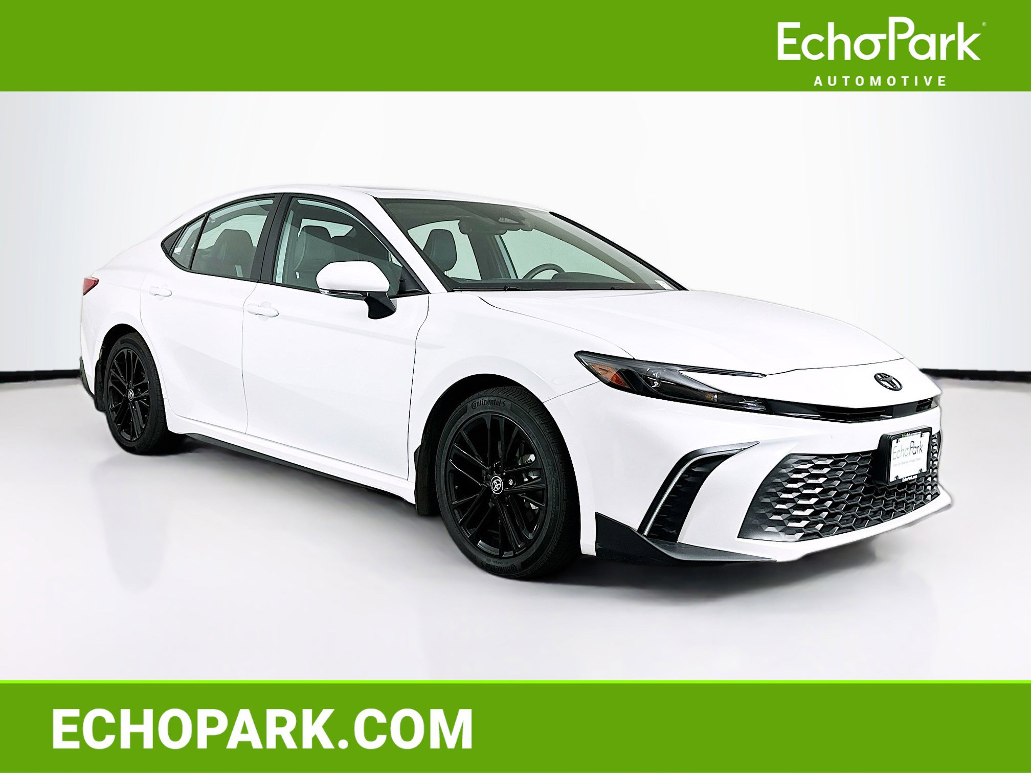 Used 2025 Toyota Camry SE w/ Convenience Package image 1