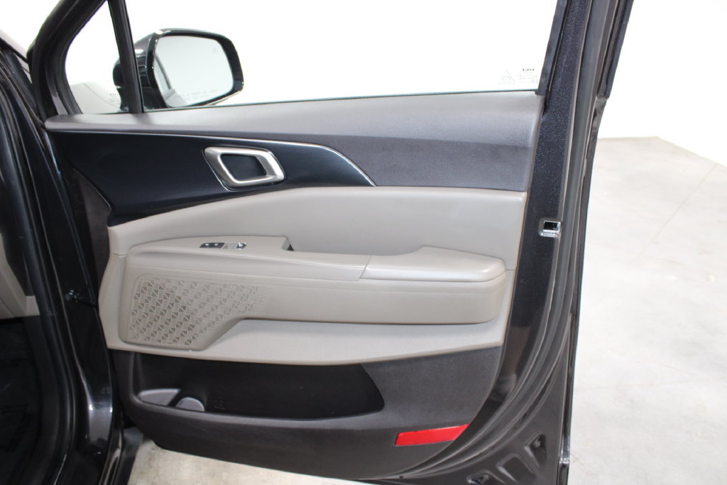 Used 2025 Kia Carnival FWD image 23