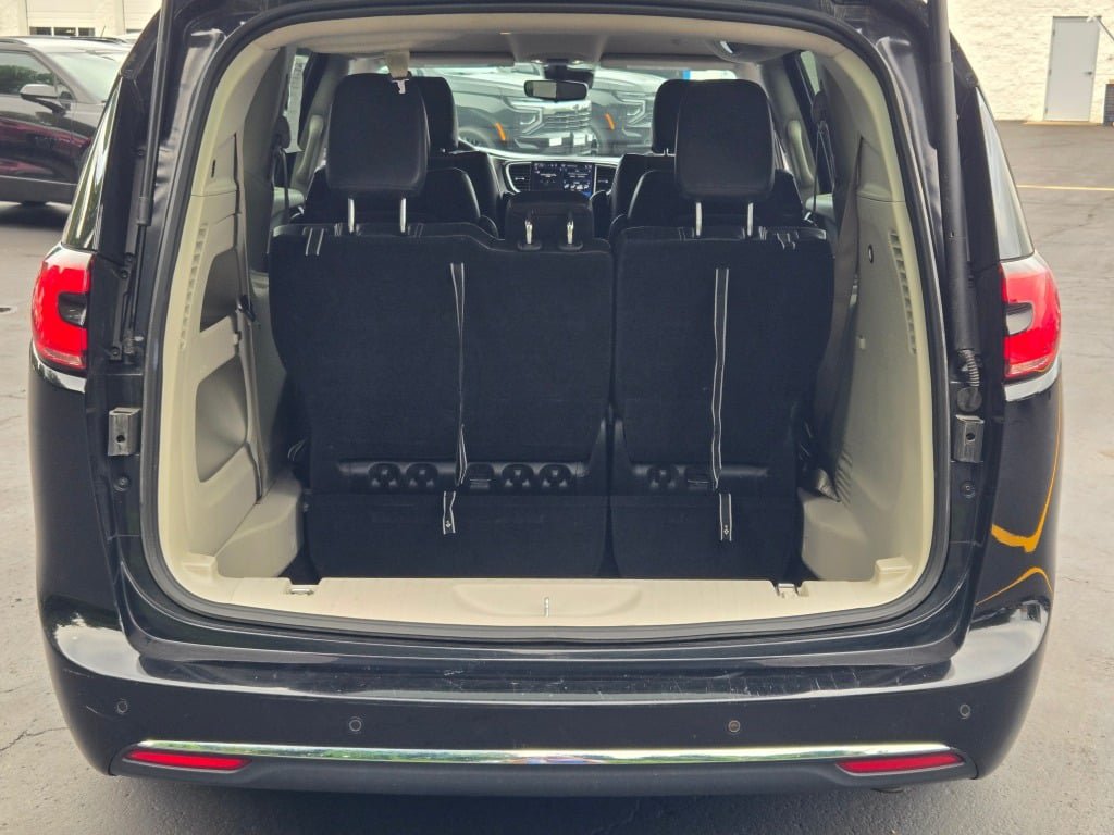 Used 2024 Chrysler Pacifica Touring-L FWD image 13