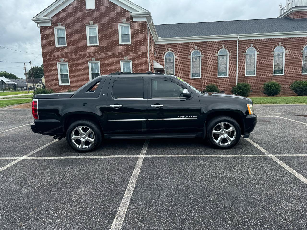 Used 2011 Chevrolet Avalanche LTZ AWD/4WD image 3