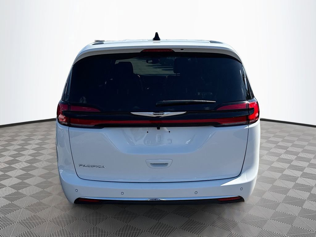 Used 2026 Chrysler Pacifica Select image 7