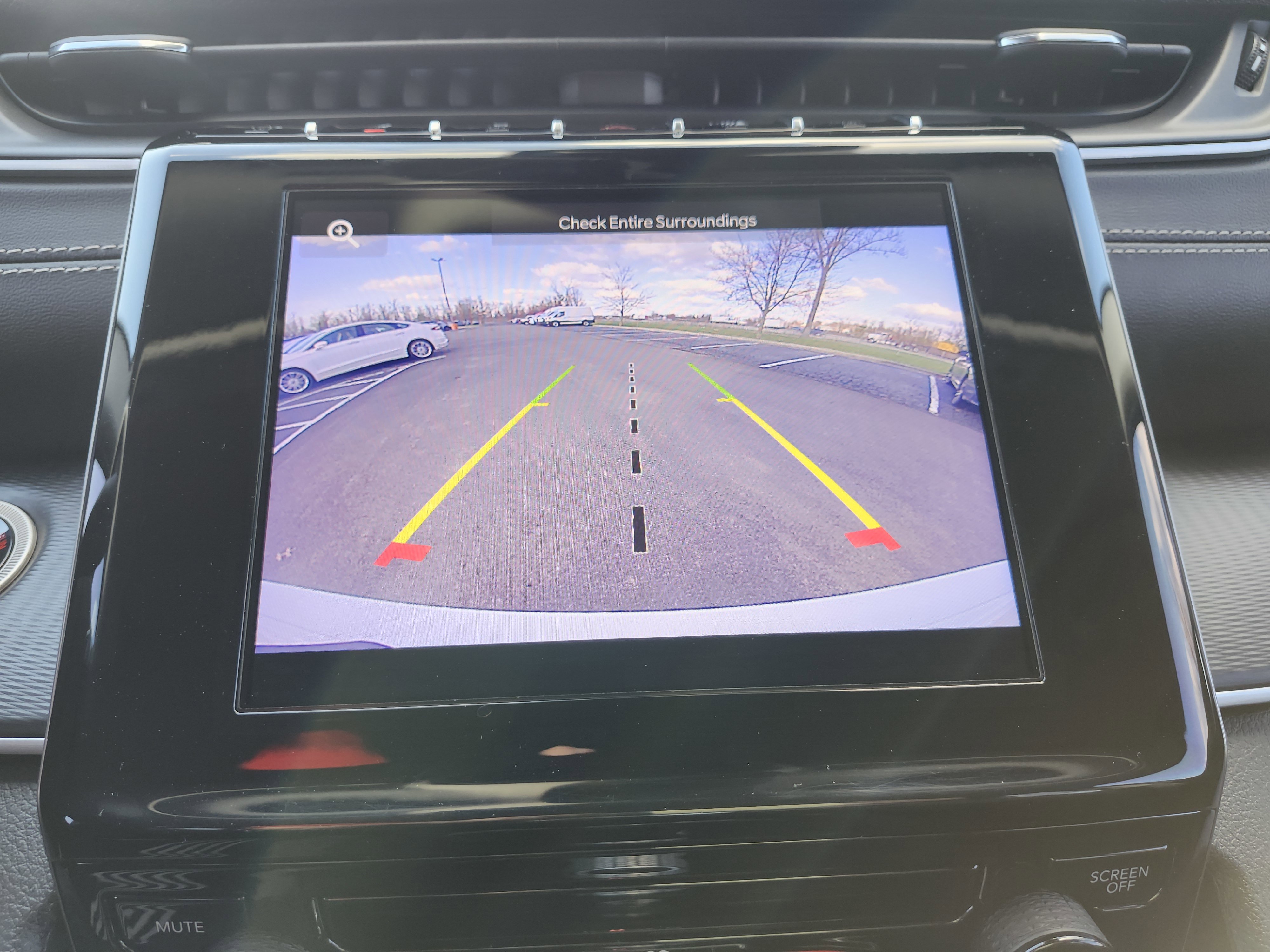 Used 2023 Jeep Grand Cherokee Laredo image 2