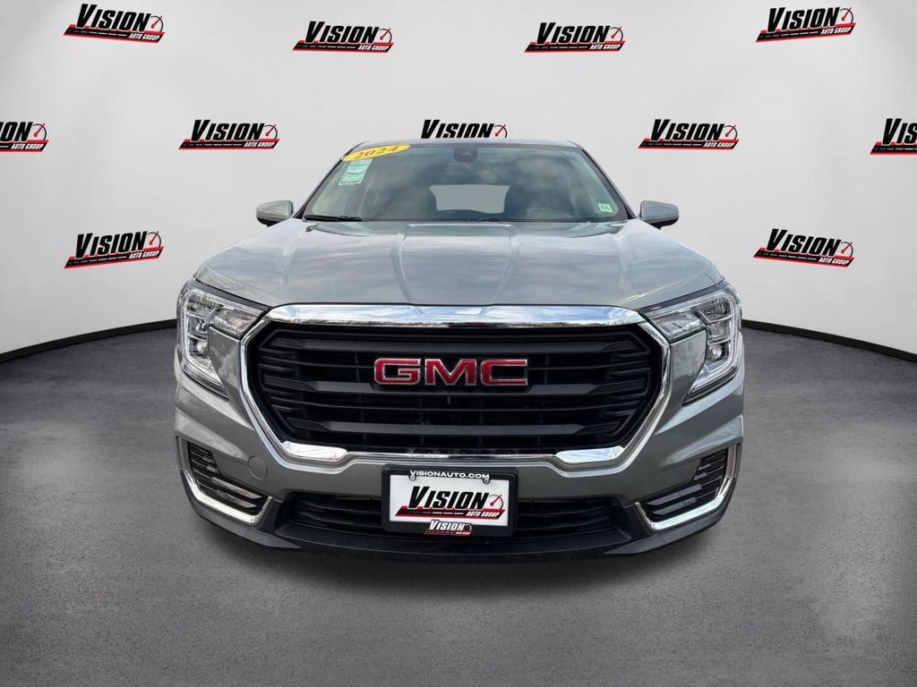 Used 2024 GMC Terrain SLE image 2