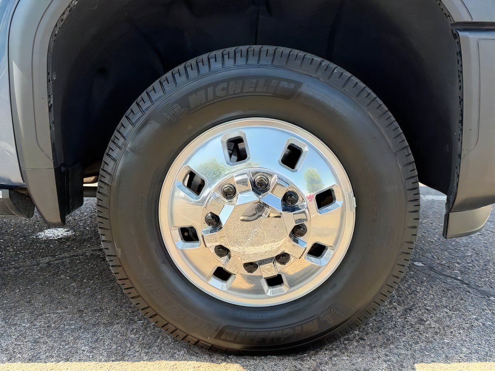 Used 2024 GMC Sierra 3500 Denali w/ Technology Package AWD/4WD image 9