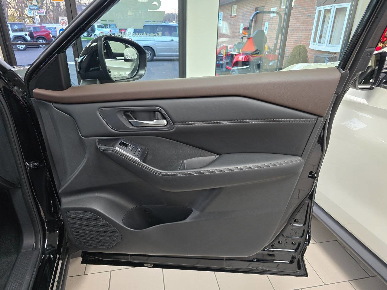 Used 2023 Nissan Rogue SV w/ SV Premium B Package image 17