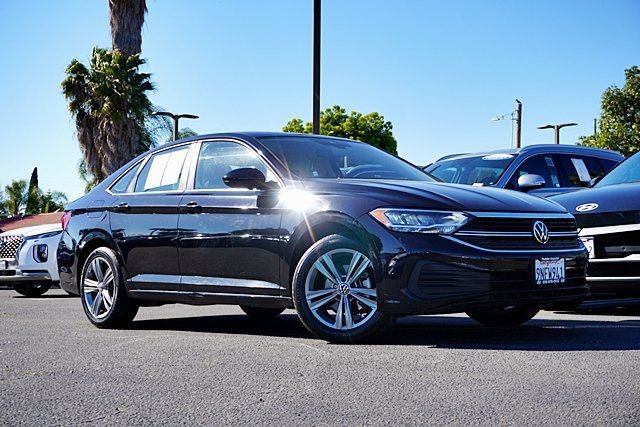 Used 2024 Volkswagen Jetta SE image 2