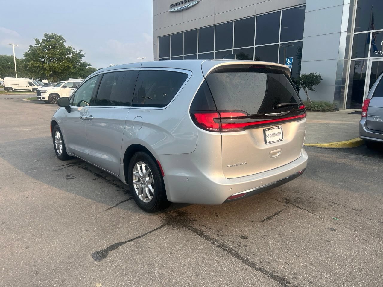 Used 2024 Chrysler Pacifica Touring-L w/ Uconnect Theater Family Group FWD image 5