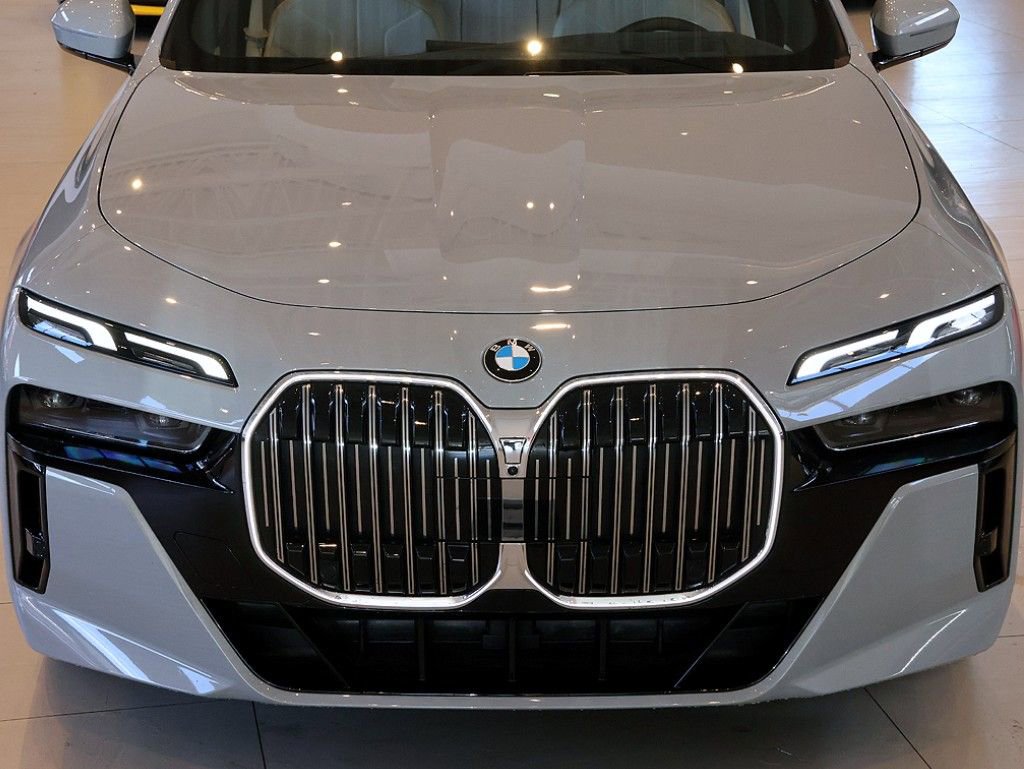 Used 2024 BMW 760i xDrive w/ Premium Package 2 image 15