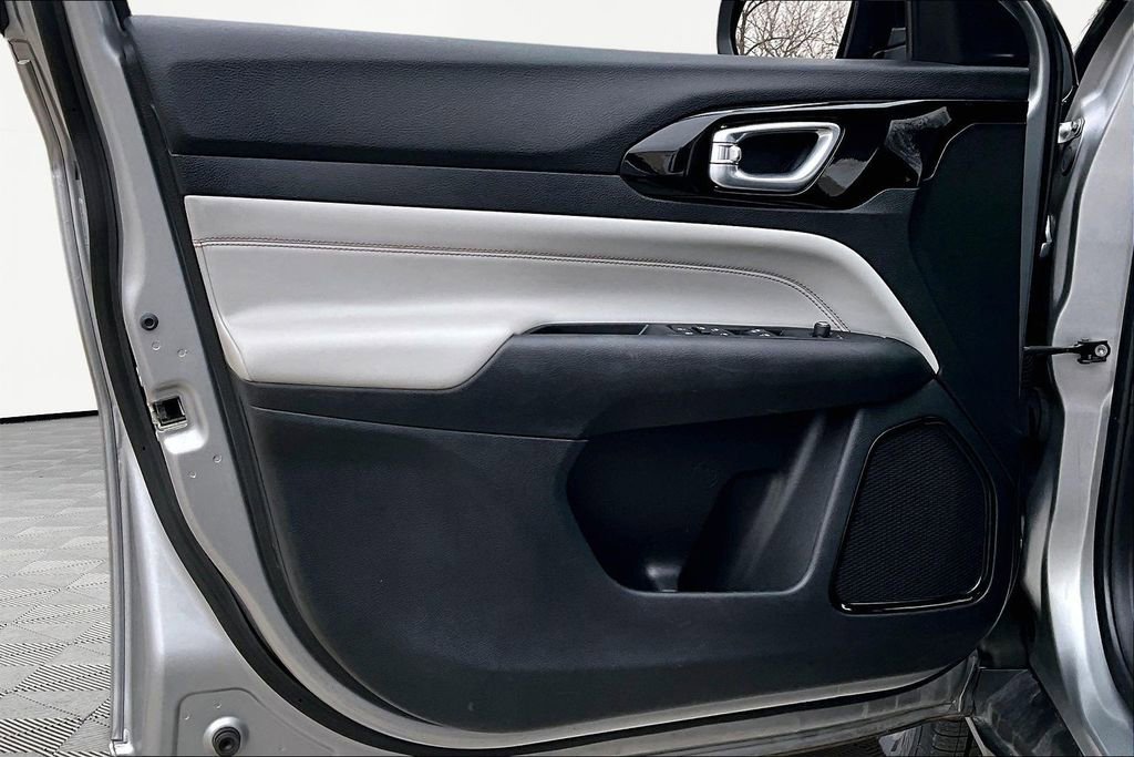 Used 2022 Jeep Compass Limited image 23