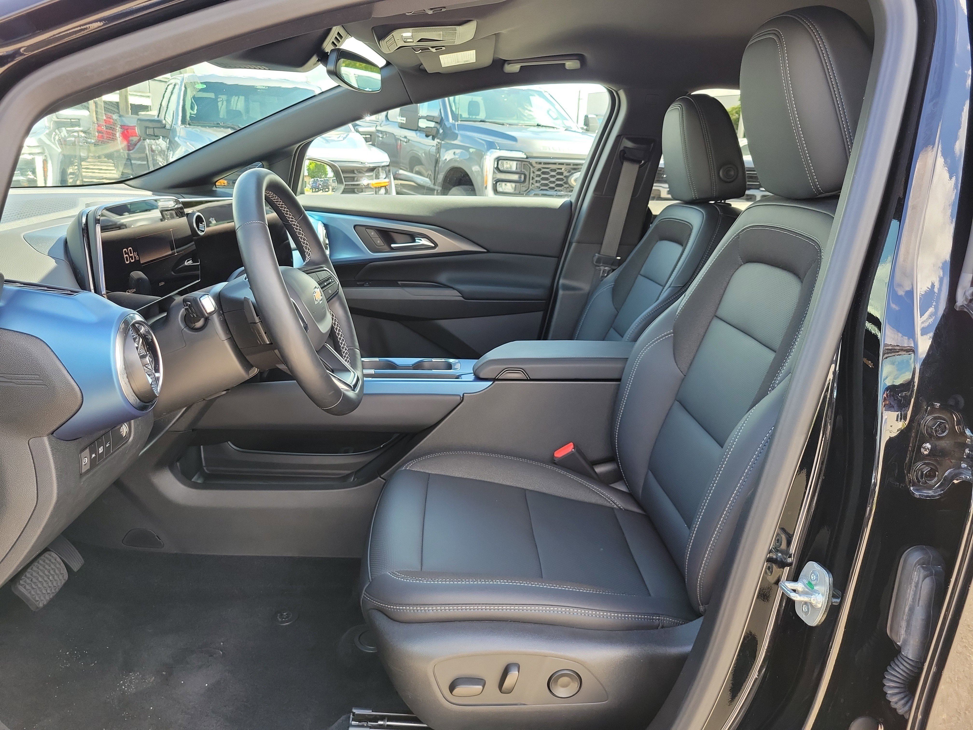 Used 2026 Chevrolet Equinox EV LT FWD image 12
