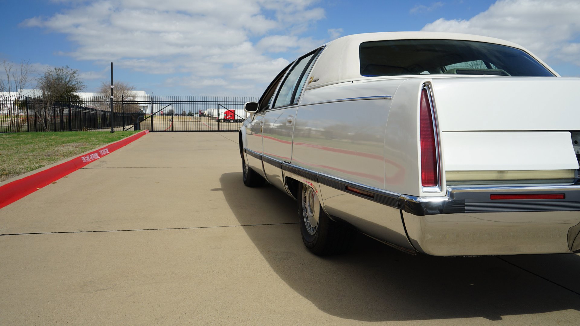 Used 1993 Cadillac Fleetwood Sedan RWD image 29