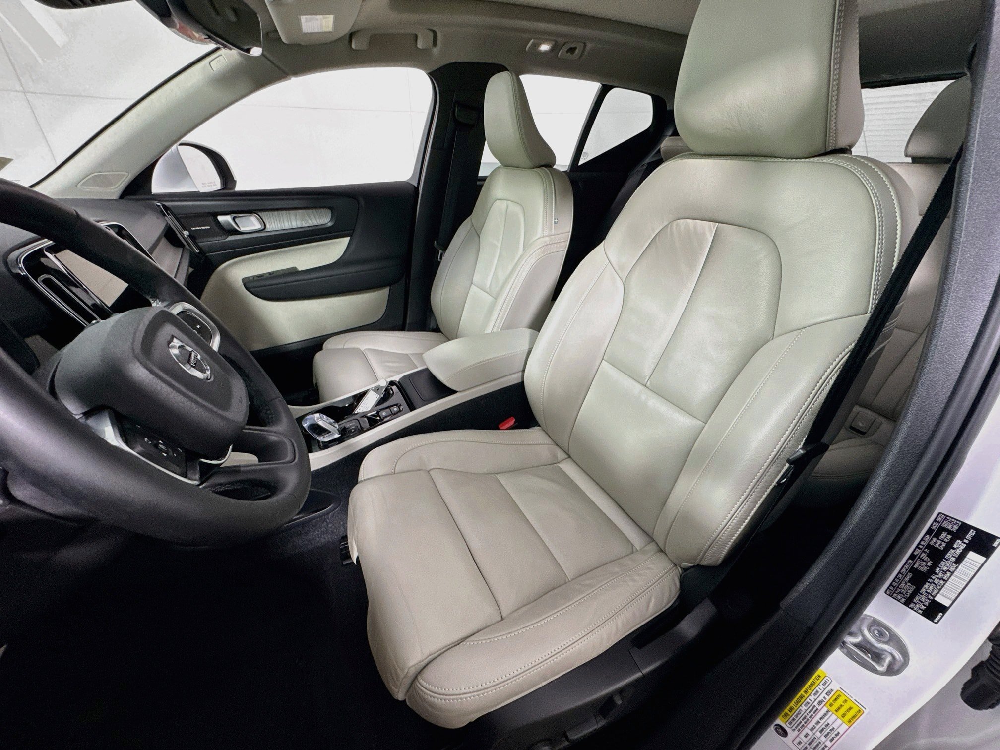 Used 2023 Volvo XC40 B5 Plus AWD/4WD image 15