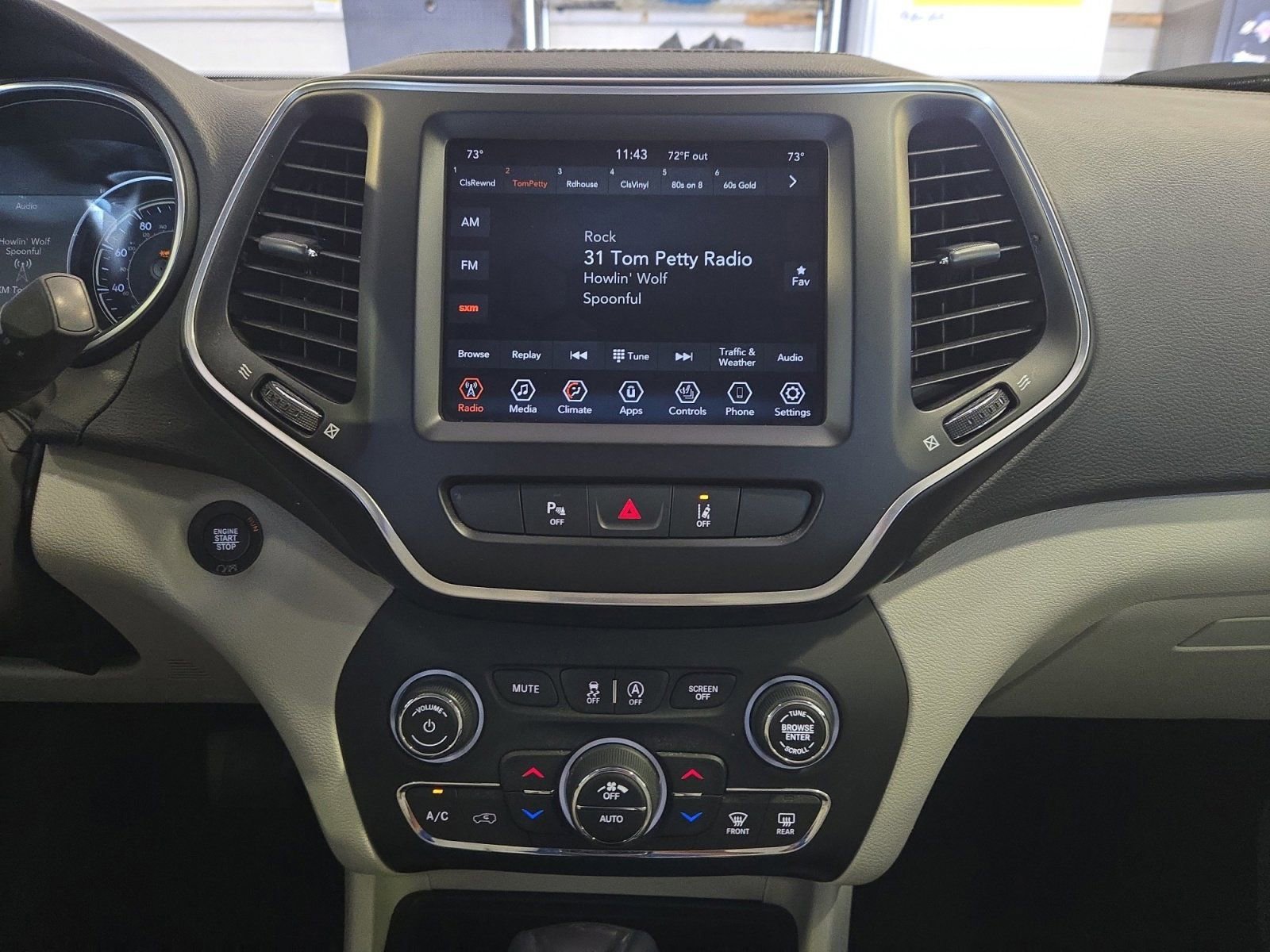 Used 2021 Jeep Cherokee Latitude Lux w/ Comfort/Convenience Group FWD image 14