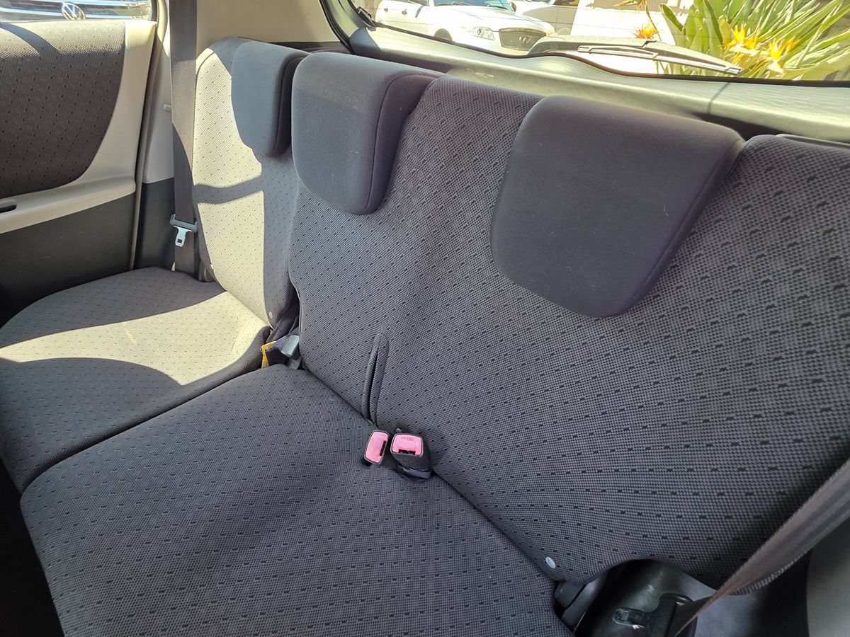 Used 2010 Toyota Yaris 4-Door Hatchback FWD image 23