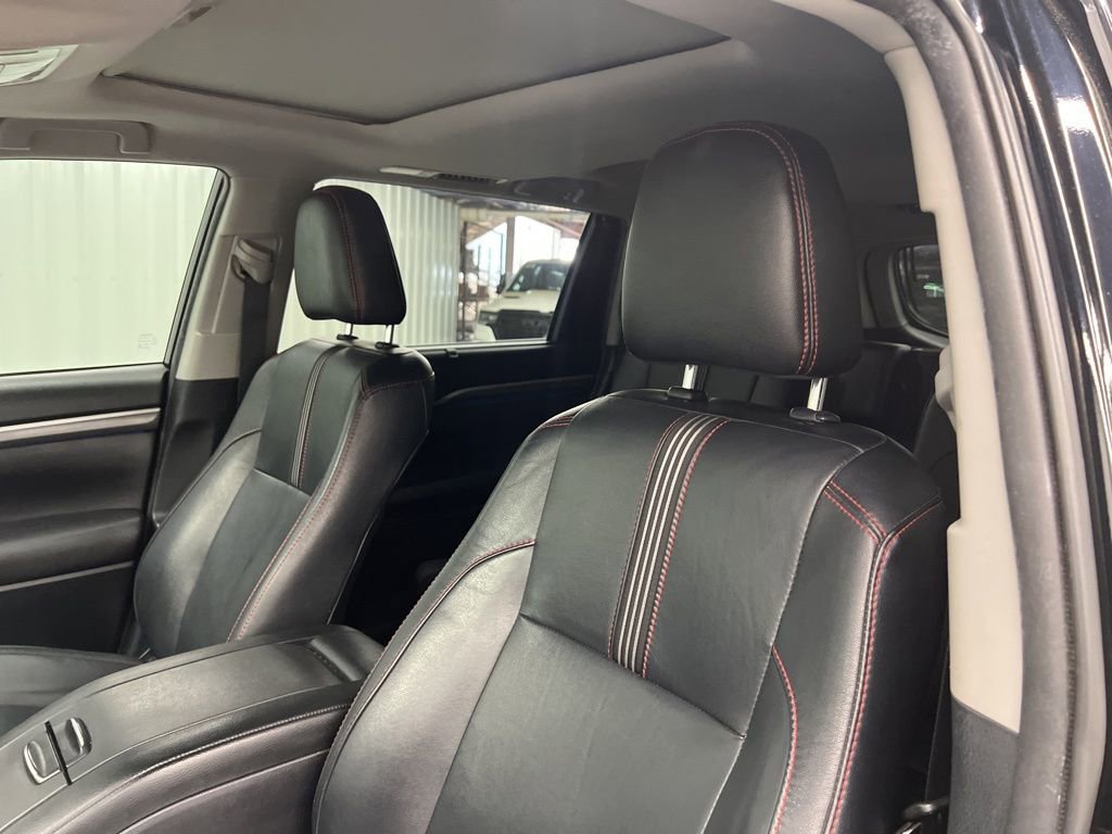 Used 2019 Toyota Highlander SE FWD image 17