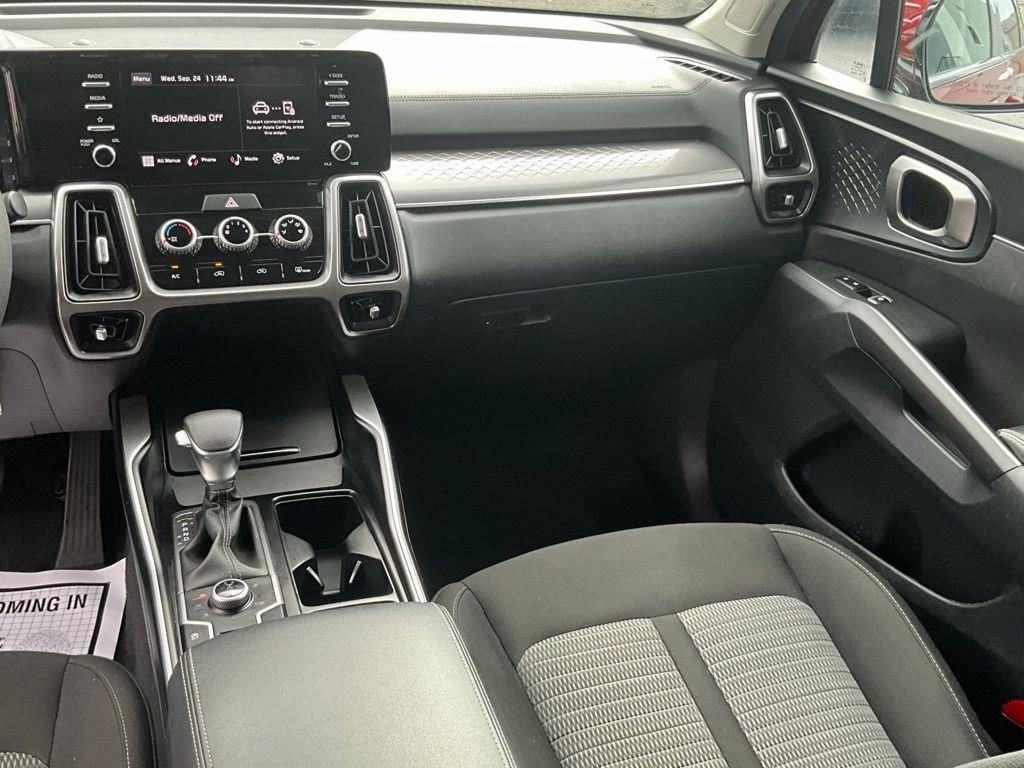 Used 2023 Kia Sorento LX image 28