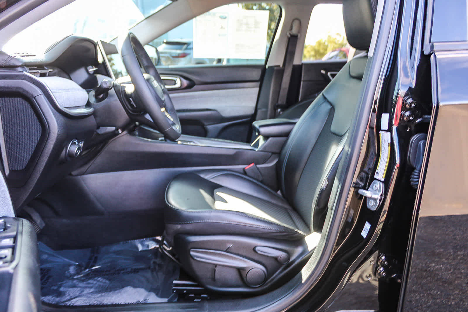 Used 2022 Jeep Compass Latitude FWD image 17