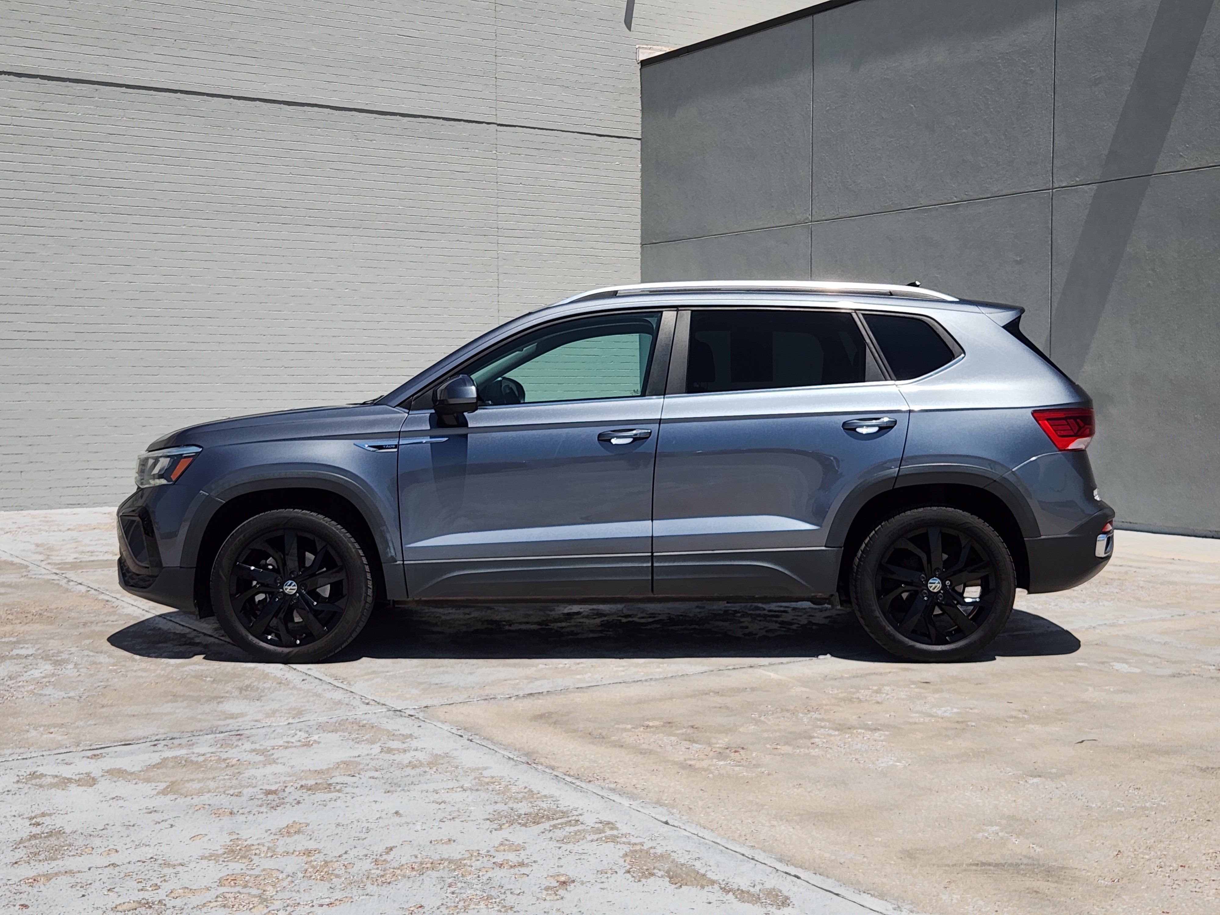 Used 2022 Volkswagen Taos SE w/ Panoramic Sunroof Package FWD image 6