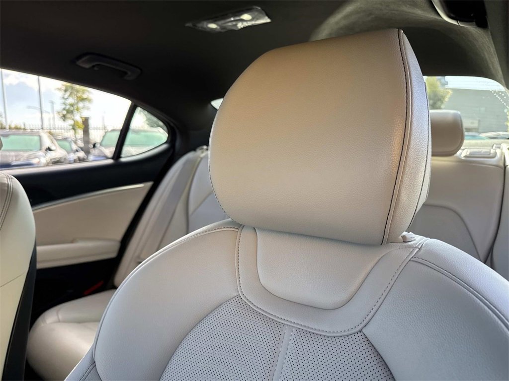 Used 2025 Genesis G70 2.5T image 30