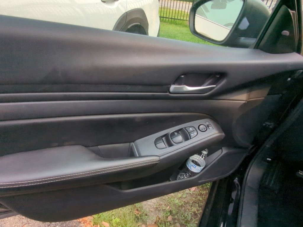 Used 2025 Nissan Altima 2.5 SV FWD image 7