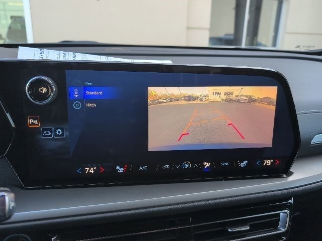 Used 2025 Chevrolet Traverse LT image 24