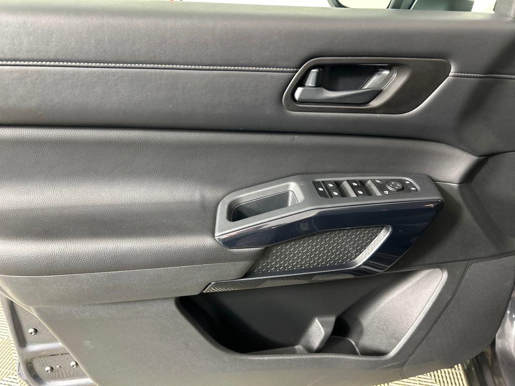 Used 2024 Nissan Pathfinder SV image 11
