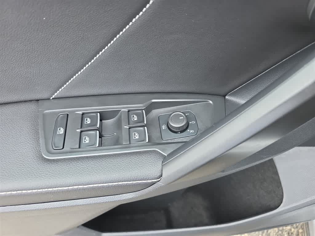 Used 2023 Volkswagen Tiguan SE w/ Panoramic Sunroof Package AWD/4WD image 17