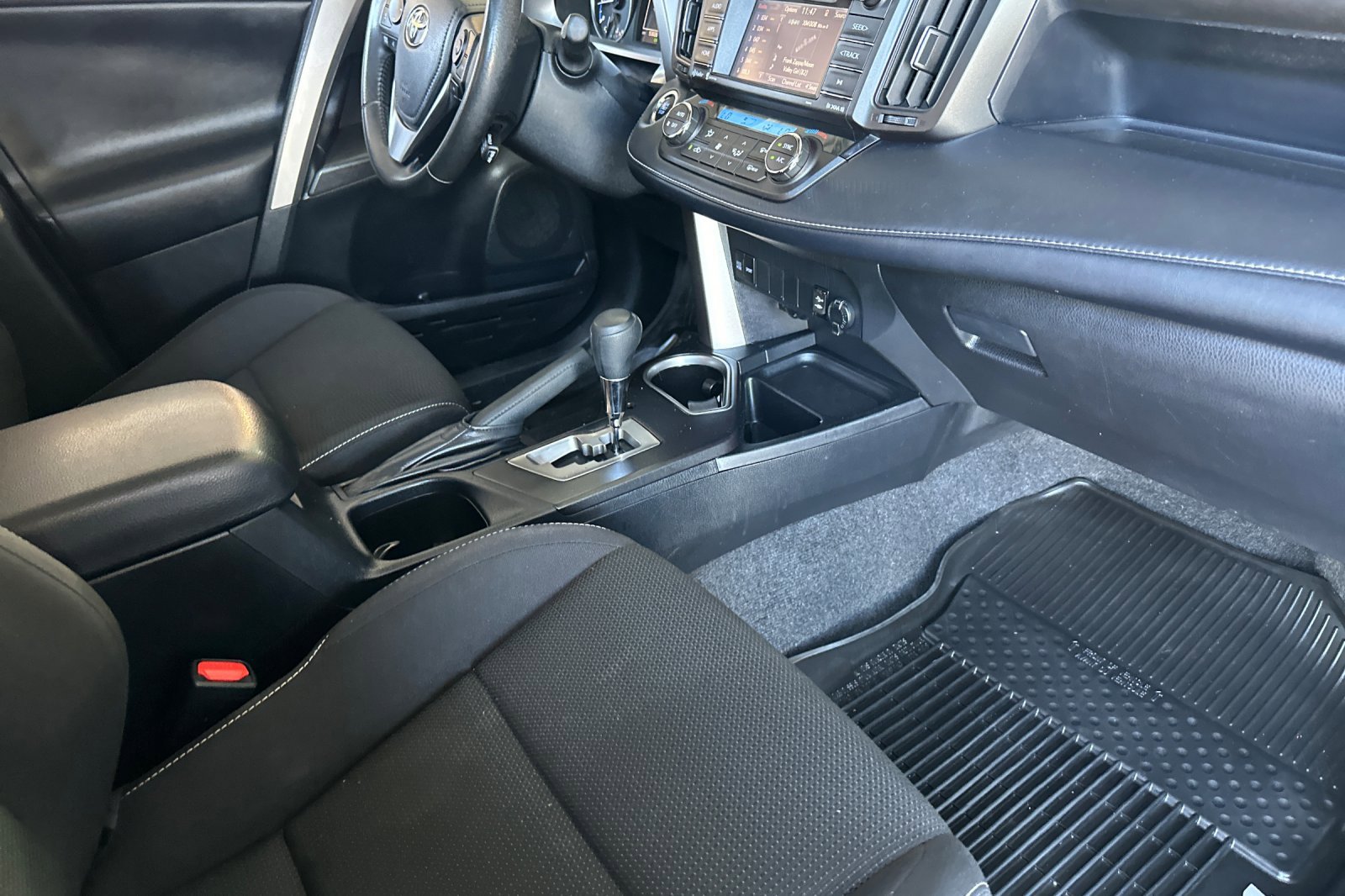 Used 2018 Toyota RAV4 XLE AWD/4WD image 16