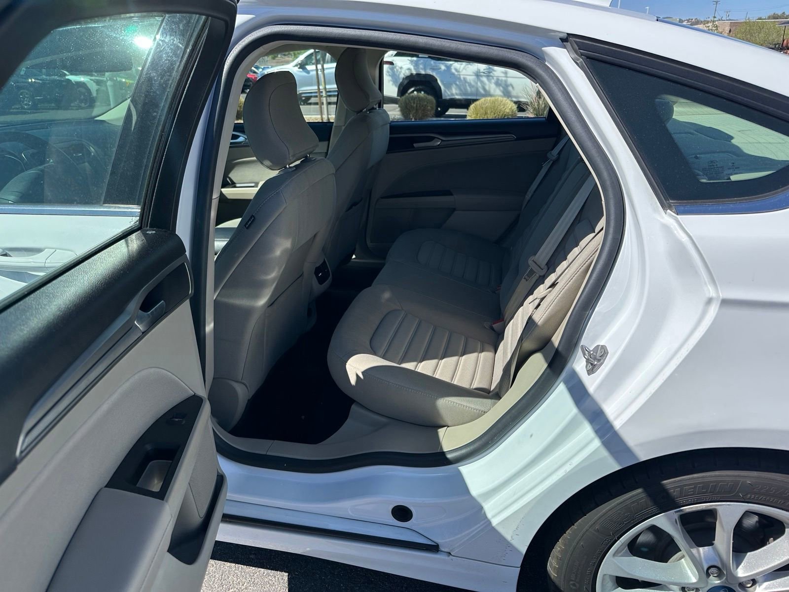 Used 2019 Ford Fusion SE FWD image 16
