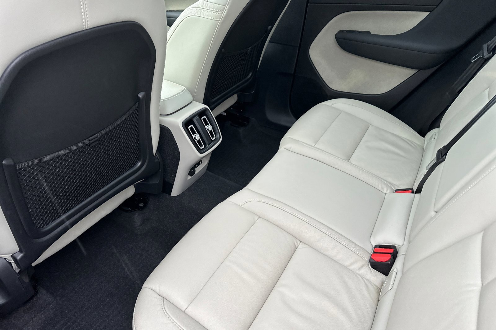 Used 2023 Volvo XC40 B5 Ultimate w/ Protection Package Premier image 4