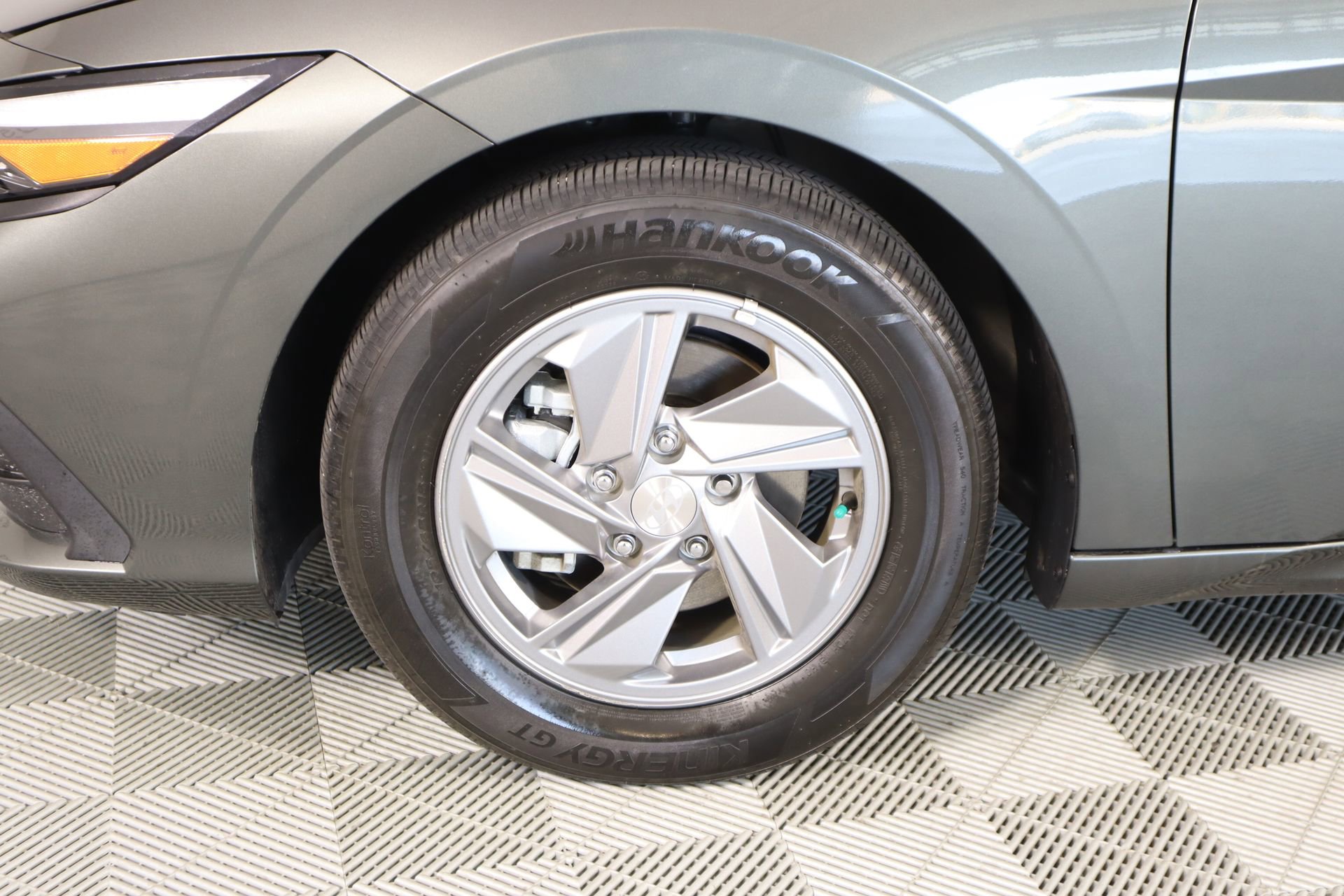 Used 2024 Hyundai Elantra SE FWD image 16