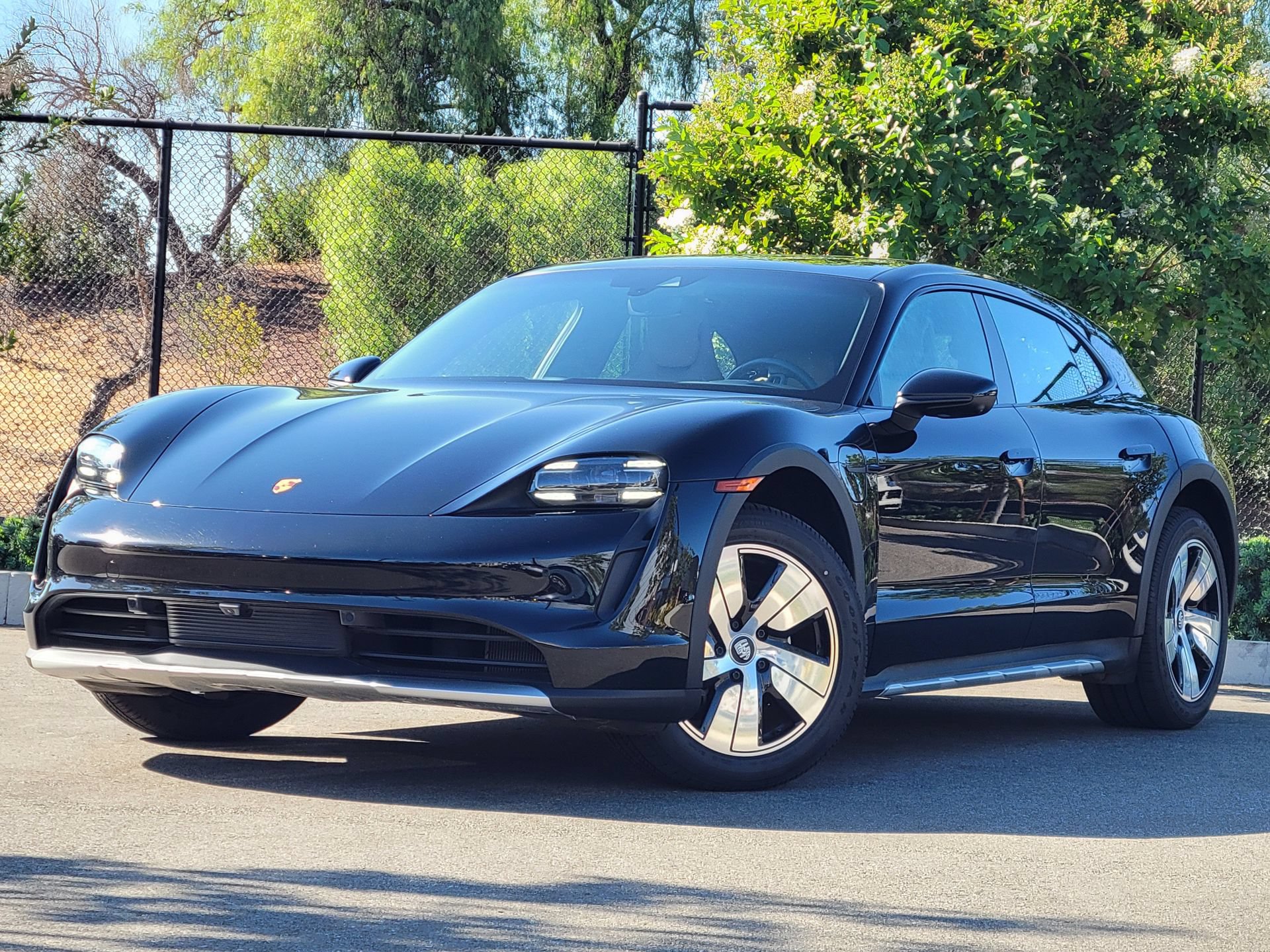 Certified 2022 Porsche Taycan 4 Cross Turismo AWD/4WD image 1