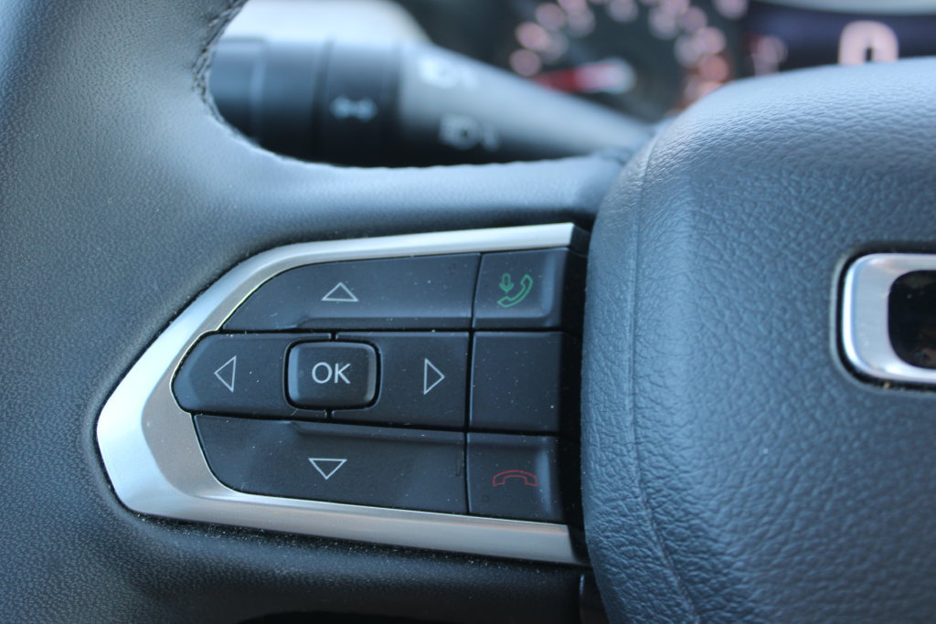 Used 2025 Jeep Compass Latitude AWD/4WD image 36