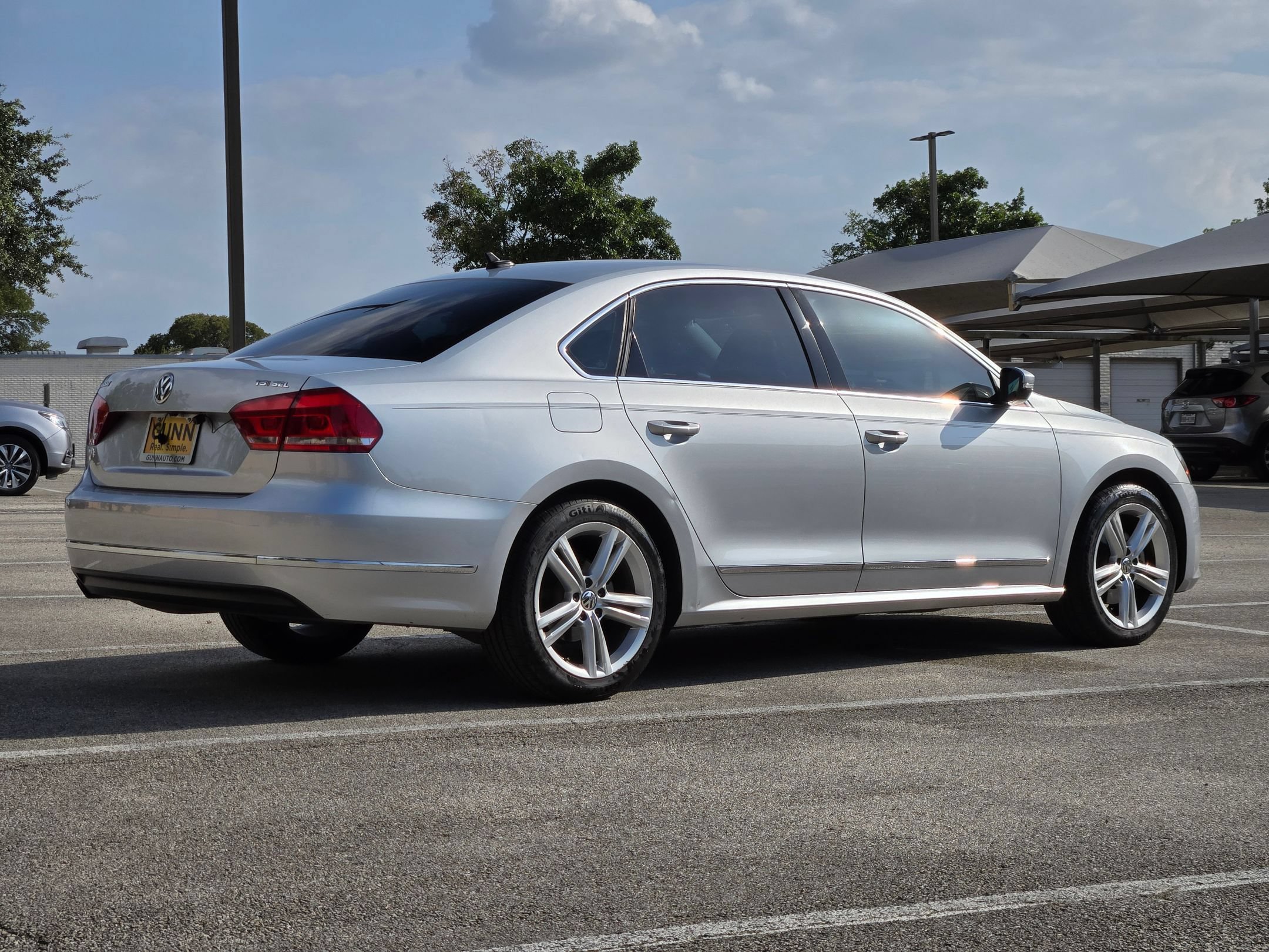 Used 2015 Volkswagen Passat 1.8T SEL Premium FWD image 3
