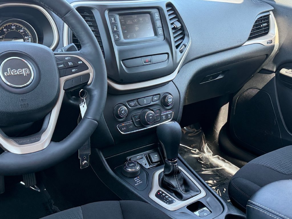 Used 2016 Jeep Cherokee Latitude w/ Cold Weather Group AWD/4WD image 13